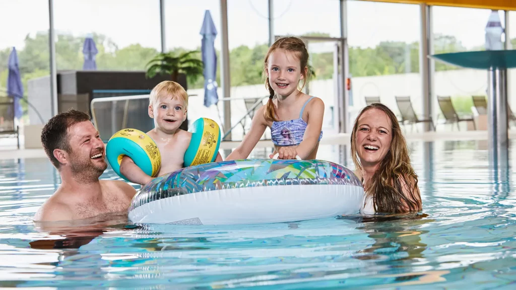 glückliche Familie im Wasser