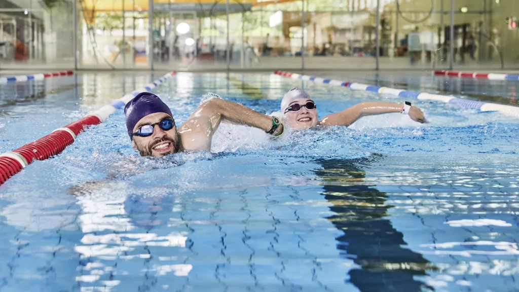 Zwei Schwimmer im Sportbecken der Wasserwelt Langenhagen