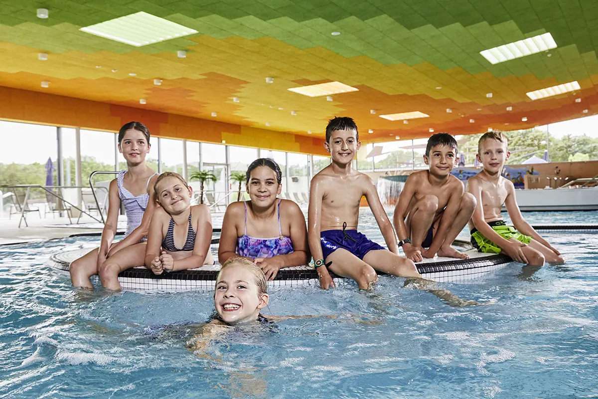 Eine Gruppe von Kindern in der Wasserwelt Langenhagen