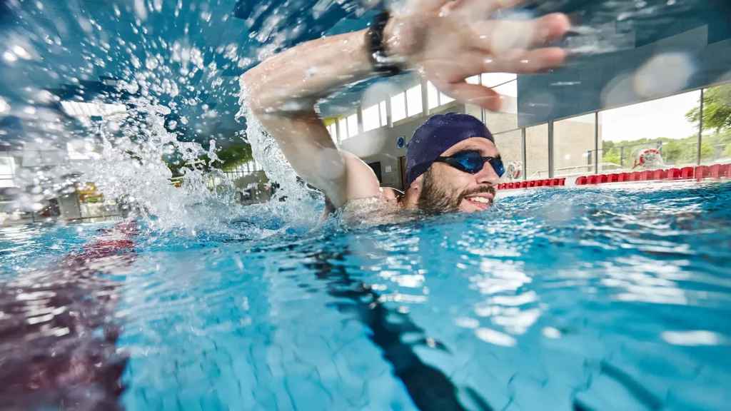 Ein Schwimmer im Sportbecken der Wasserwelt Langenhagen