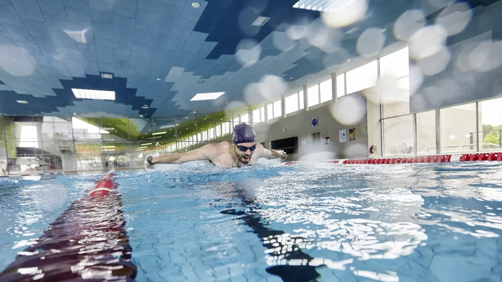 Ein Schwimmer beim Sportschwimmen in einer der Bahnen