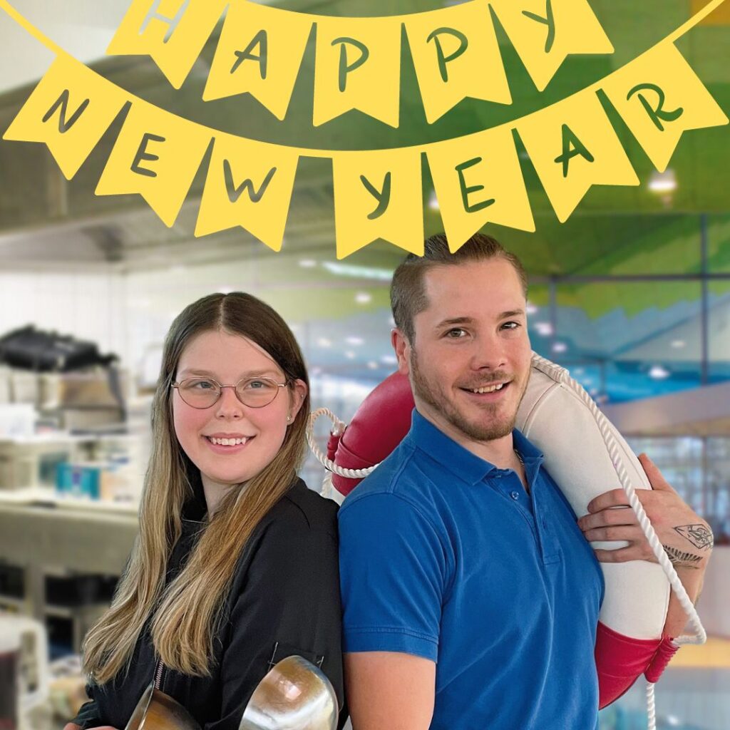 Rettungsschwimmer und Köchin am Beckenrand. Happy New Year Banner