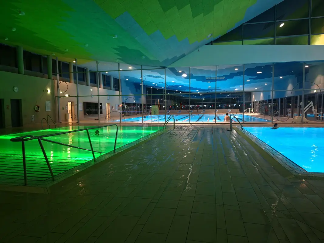 Stille Stunde. Schwimmbecken. Kursbecken. Sprungbecken